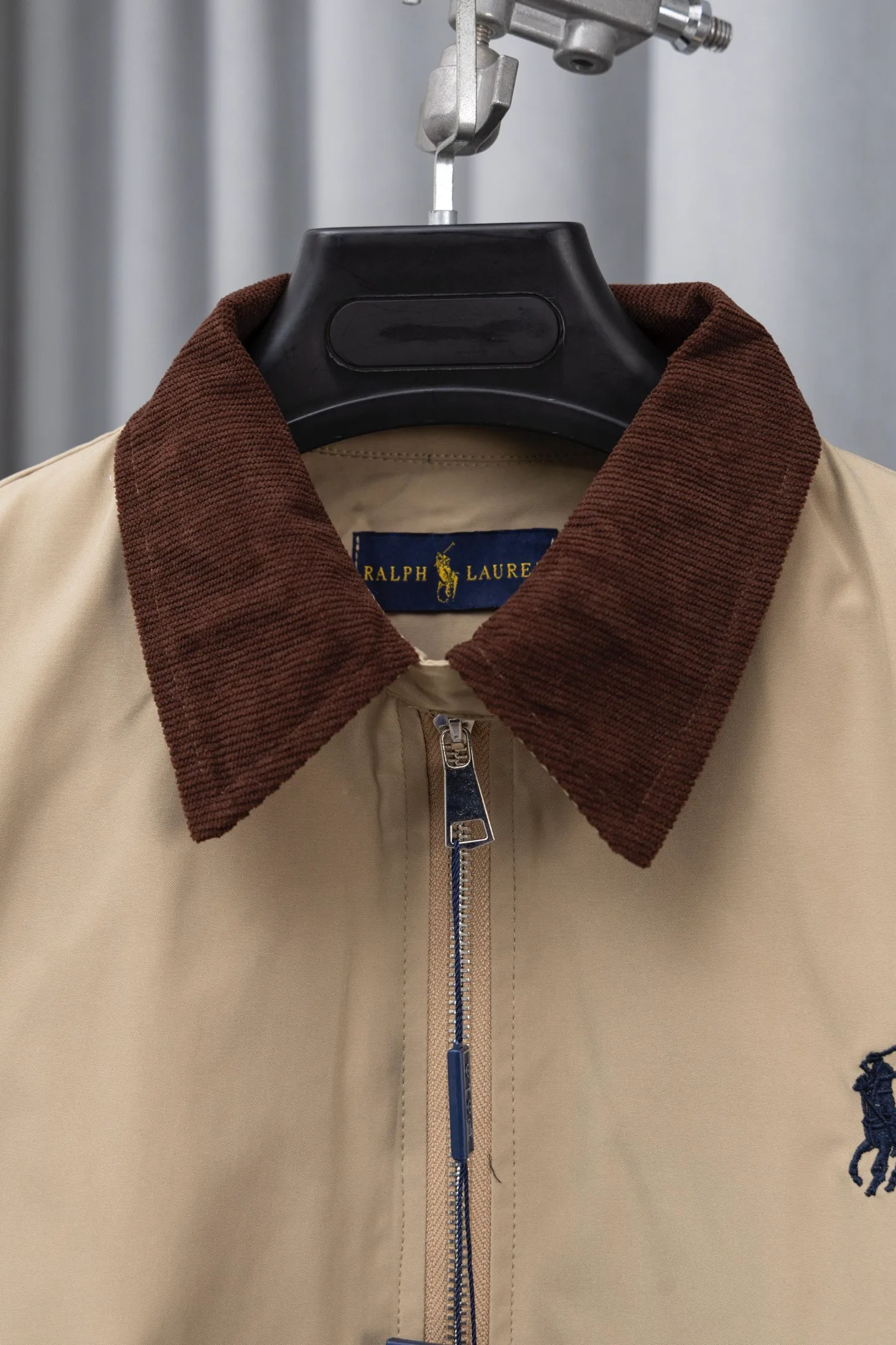 P330 Model number: M018 (original replica) The top version of Ralph Lauren second-hand jacket. This Ralph Lauren second-hand jacket has a high usage rate in autumn and winter. The corduroy collar is very American retro and the denim shirt inside is the Brokeback Mountain outfit that was very popular last year. The inner stripe plaid is a perfect combination of temperature and trend. This is also an eternal classic that both boys and girls can wear. The fabric is really different from others. The new model is not as stiff as the old model. I think it is better to wear. It is 100% pure cotton. The hardness is just right and not that stiff!! This is this year’s upgrade, but I feel it is easier to wear. The embroidery on the chest is made of German Oman embroidery fiber with original data. The embroidery process is very particular. It uses Japanese Tajima machines to ensure the embroidery is exquisite and three-dimensional, which is what I said is different from the ones on the market. About the workmanship, the version is a loose version for both boys and girls!! The coat can be worn longer and is about to go out in October during the Mid-Autumn Festival. Retro will never go out of style. Color: khaki ~ black ~ navy blue size: S-XL S: bust 118, length 70, sleeve length 68, shoulder width 50 M: bust 122, length 72, sleeve length 69, shoulder width 51 L: bust 126, length 74, sleeve length 70, shoulder width 52 XL: Bust 130, length 76, sleeve length 71, shoulder width 53